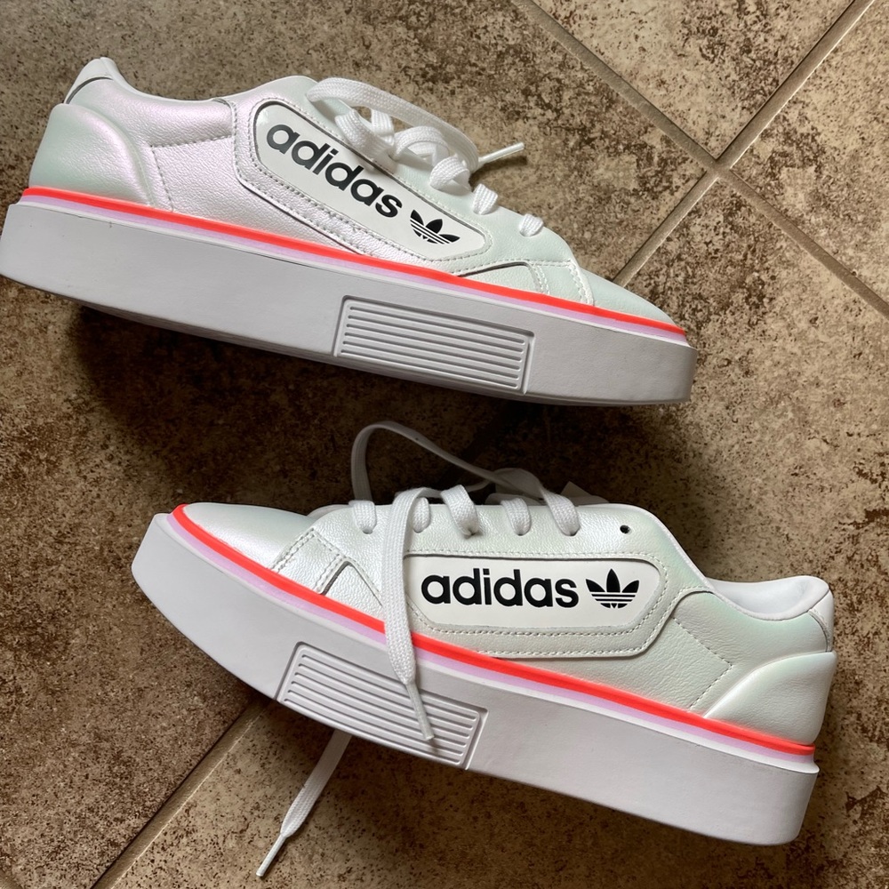 🌟 NEW ADIDAS SLEEK SUPER WOMEN SIZE 8, BUT FIT LIKE A SIZE 9 🌟